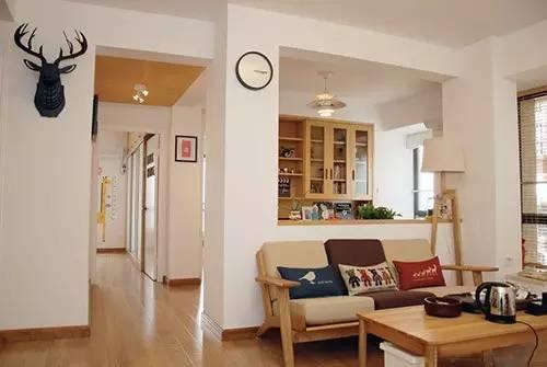 当初为了省钱墙面刷白没有吊顶，住了两年还是这么漂亮！