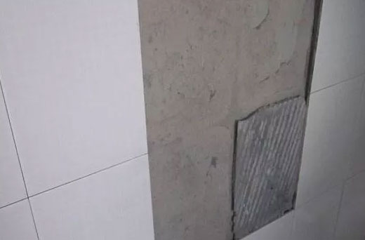 墙面瓷砖空鼓脱落原因有哪些？贴墙砖选瓷砖胶还是水泥沙浆？