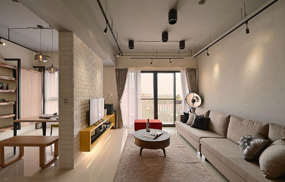 全屋不吊顶线管外露，客厅砌砖墙隔出餐厅，吧台造型更个性！