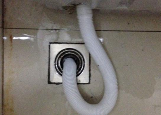洗衣机地漏堵塞造成溢水的解决办法
