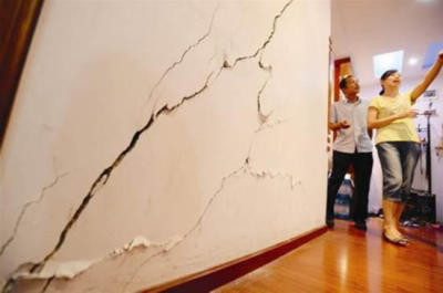 墙面出现裂缝、墙皮脱落、发霉等情况