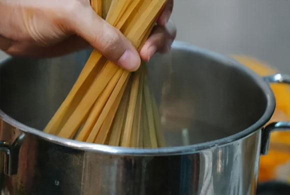 不粘锅涂层掉了有毒还致癌